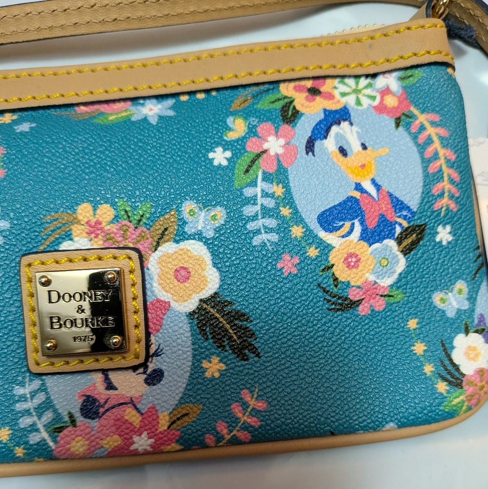 Disney Dooney & Bourke Epcot Flower and Garden 2016 Festival Wristlet. - Picture 4 of 10